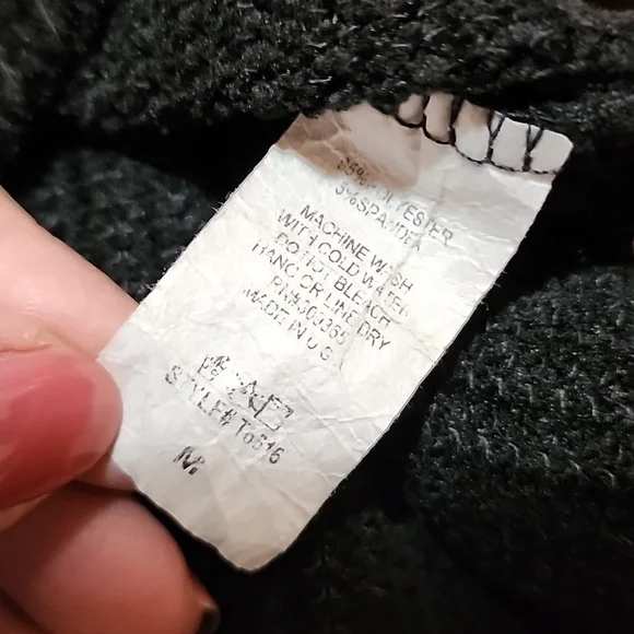 Black and Red Ling Sleeve Top - Picture 7 of 9